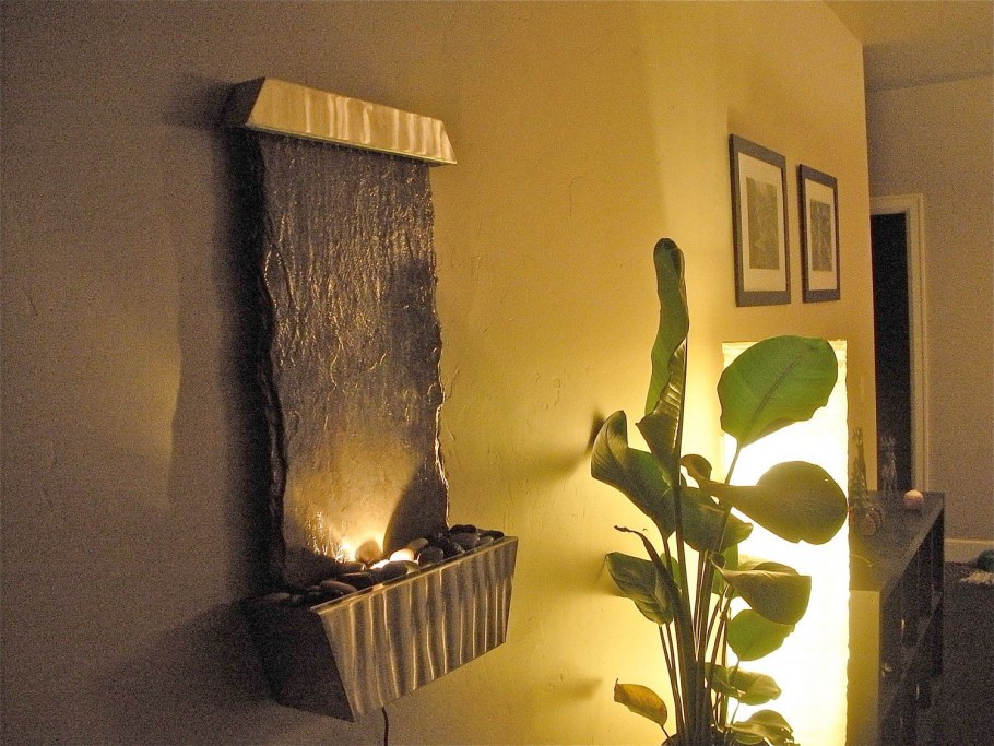 Фонтанчик у стены