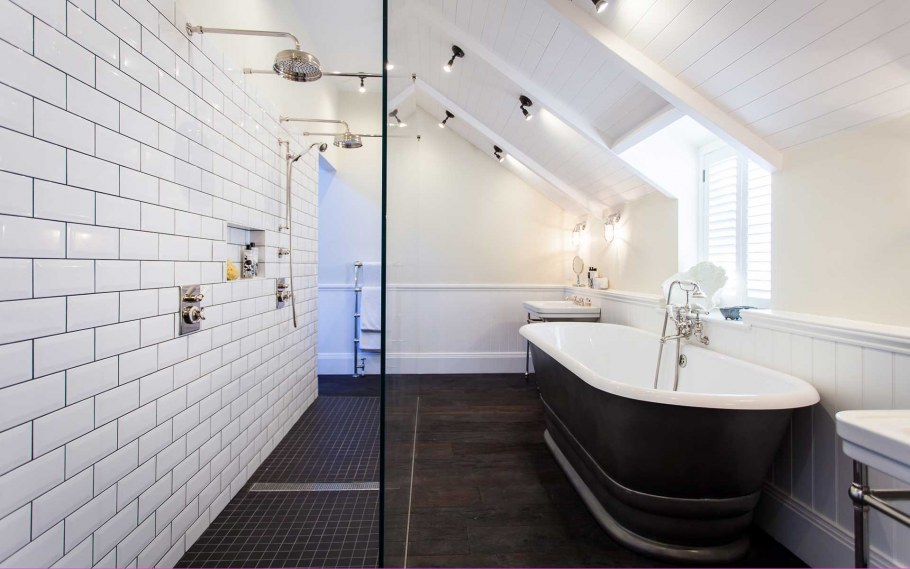 Ванная с мансардным окном