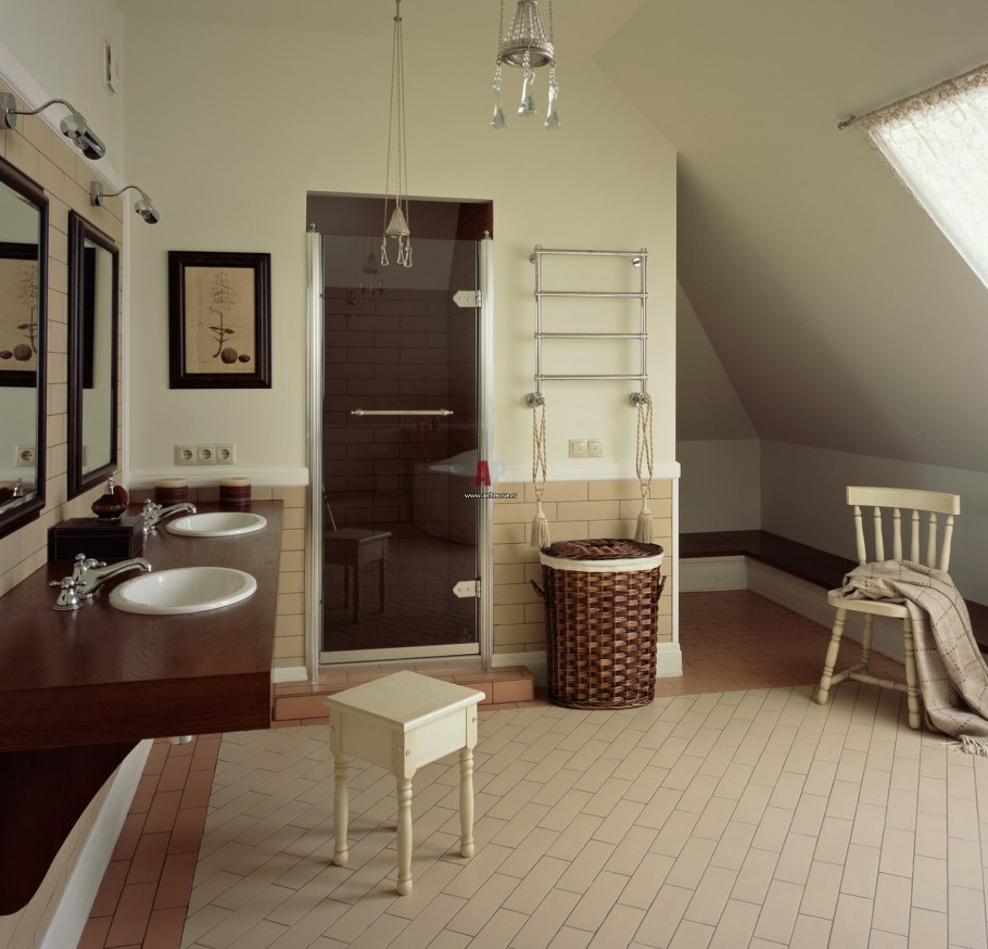 Ванная комната с деревянным потолком