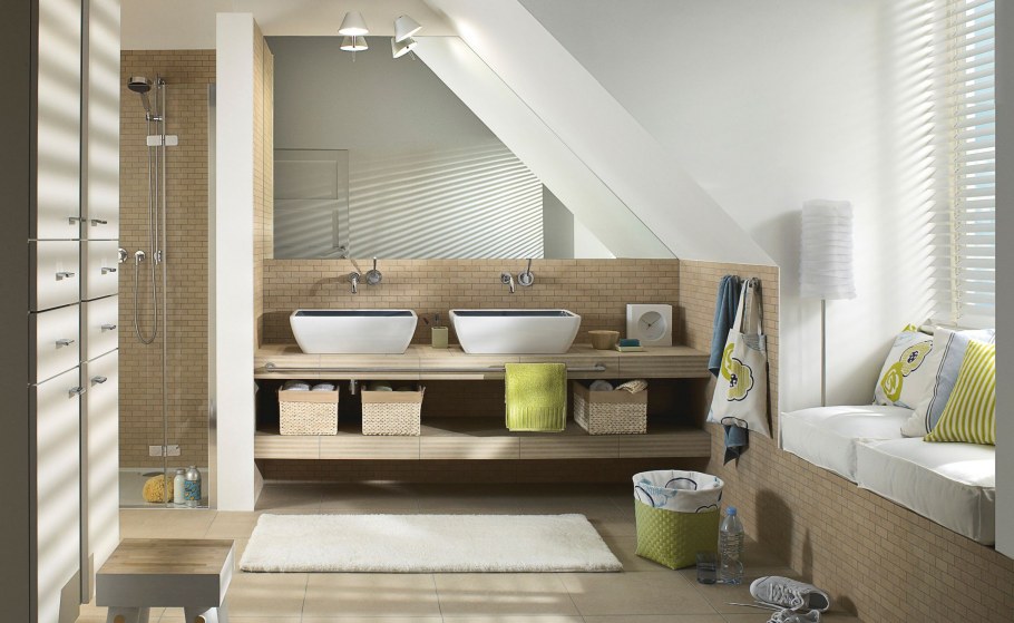 Ванная с мансардным окном