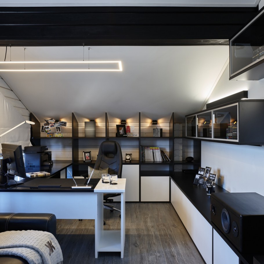 Кабинет в коттедже в современном стиле