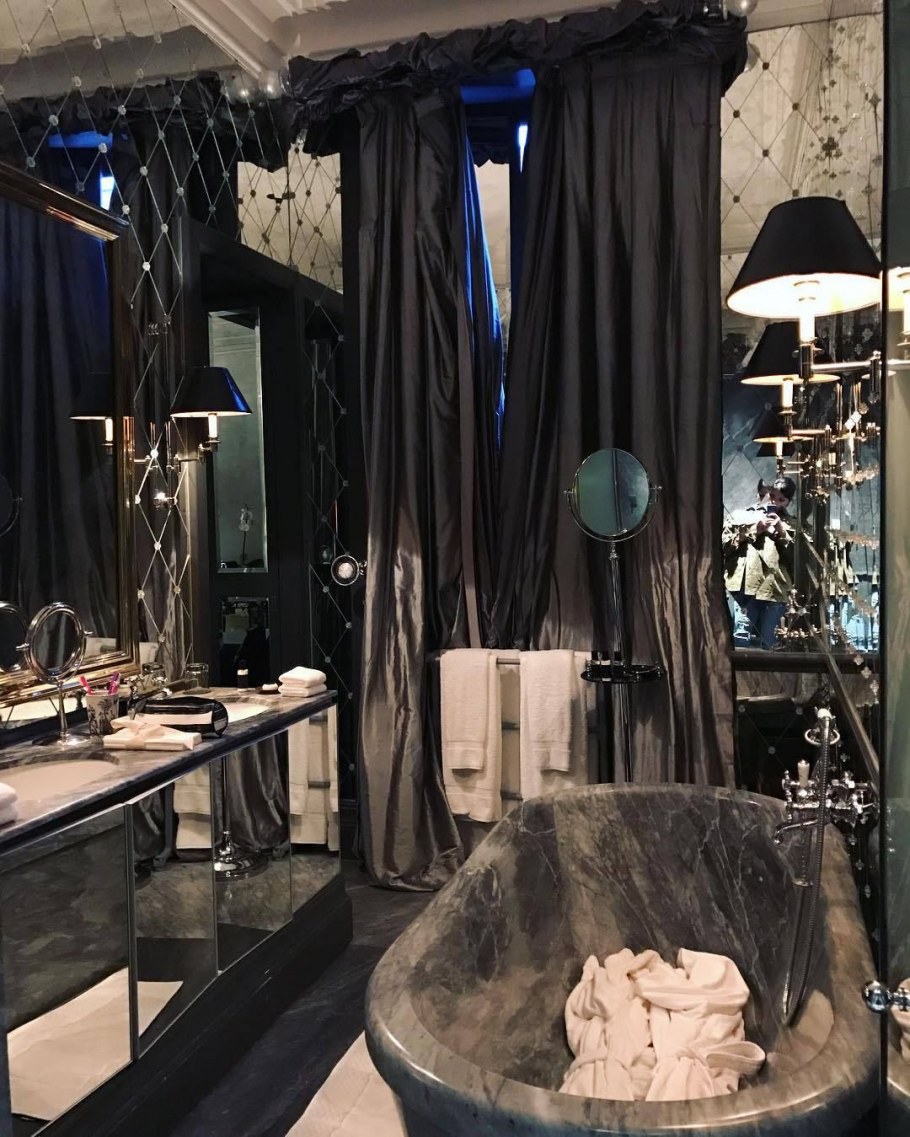 Ванная комната в замковом стиле