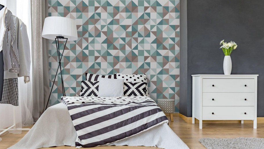 Потолочный обои с геометрическим рисунком в спальне
