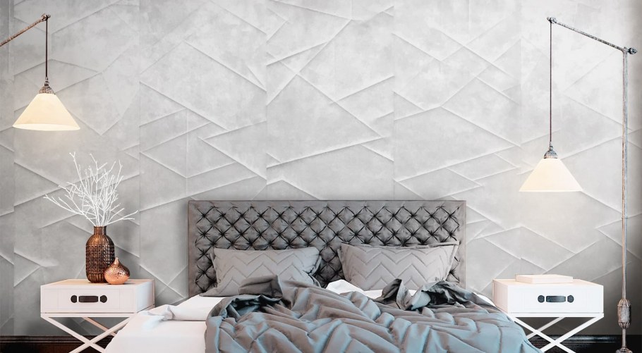 Обои с геометрическим рисунком в интерьере гостиной темные цвета