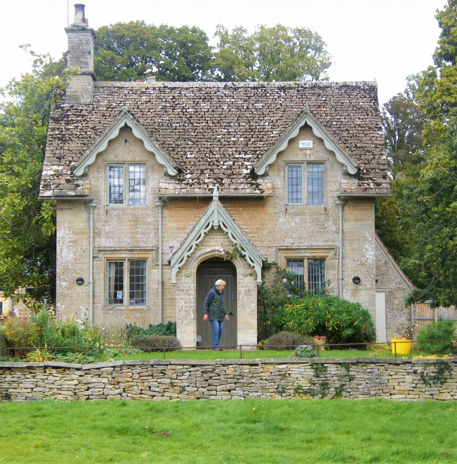 Дом из темного камня