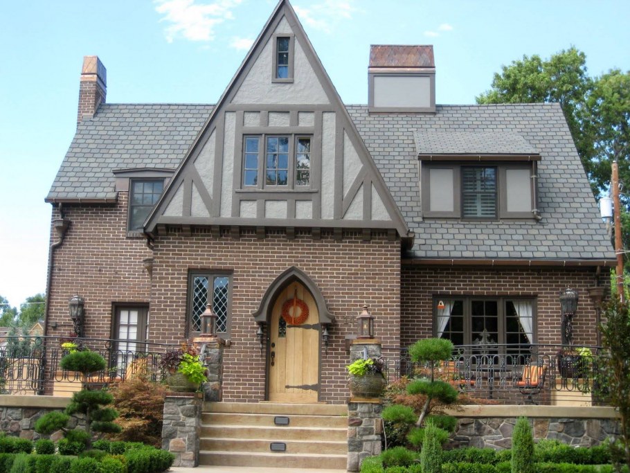 Небольшой каменный дом с мансардой