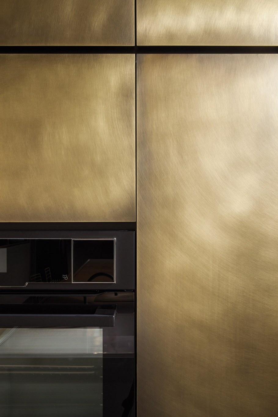 Отделка стен латунным профилем