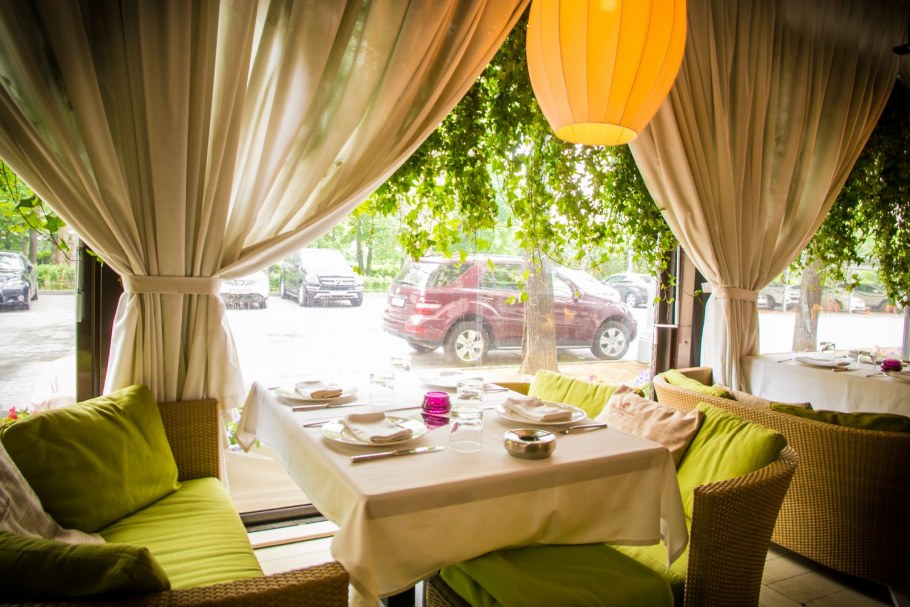 Летняя веранда ресторана