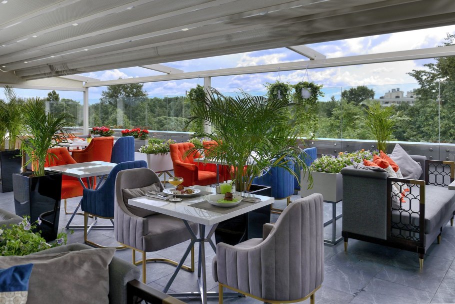 Большая терраса пристроенная к дому