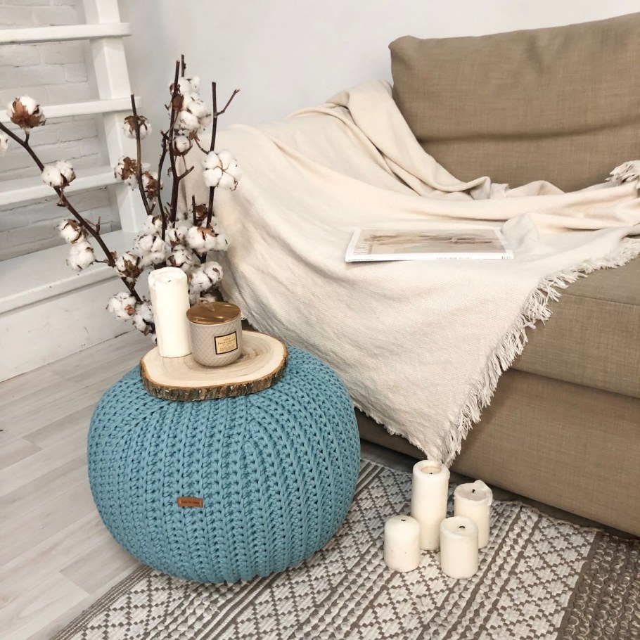 Вязаный пуф из трикотажной пряжи