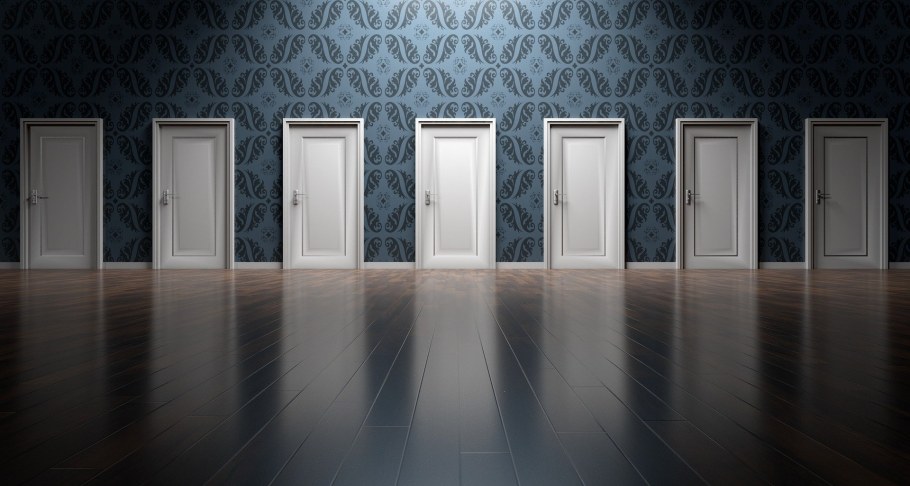 Комната с множеством дверей