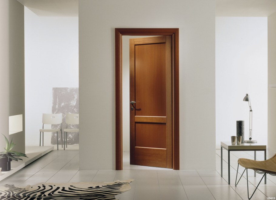 Открытая дверь в интерьере