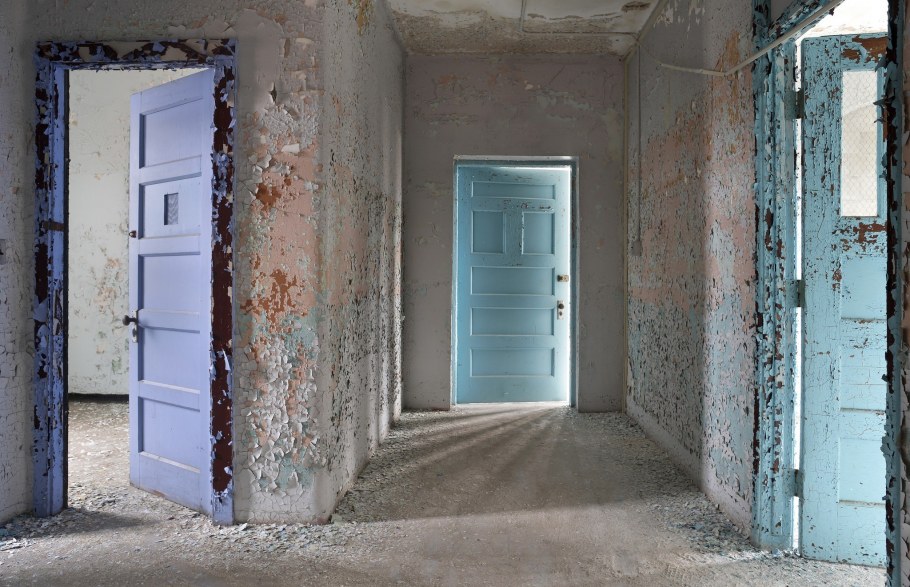 Старая дверь в квартиру