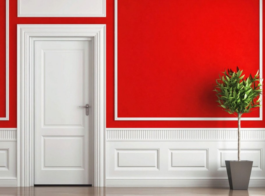 Красная дверь в интерьере