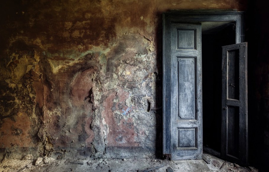 Разрушенная стена с дверью