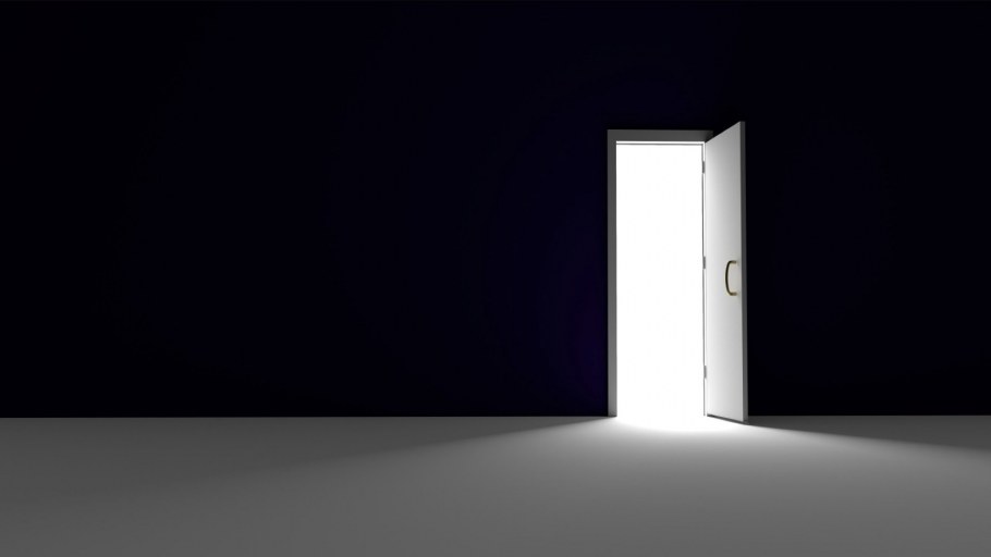 Приоткрытая дверь в комнату