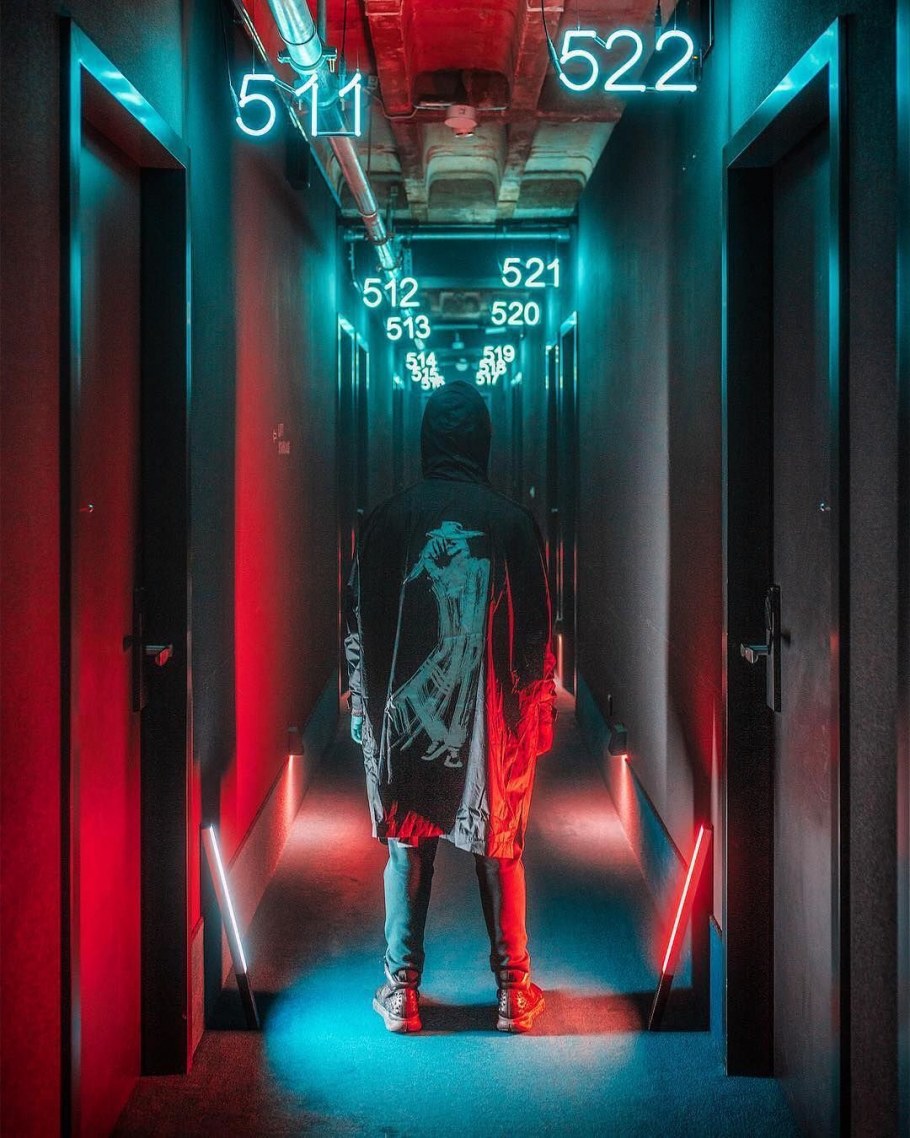 Неоновый коридор киберпанк