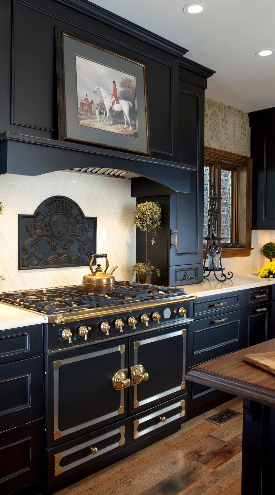 Черная классическая кухня