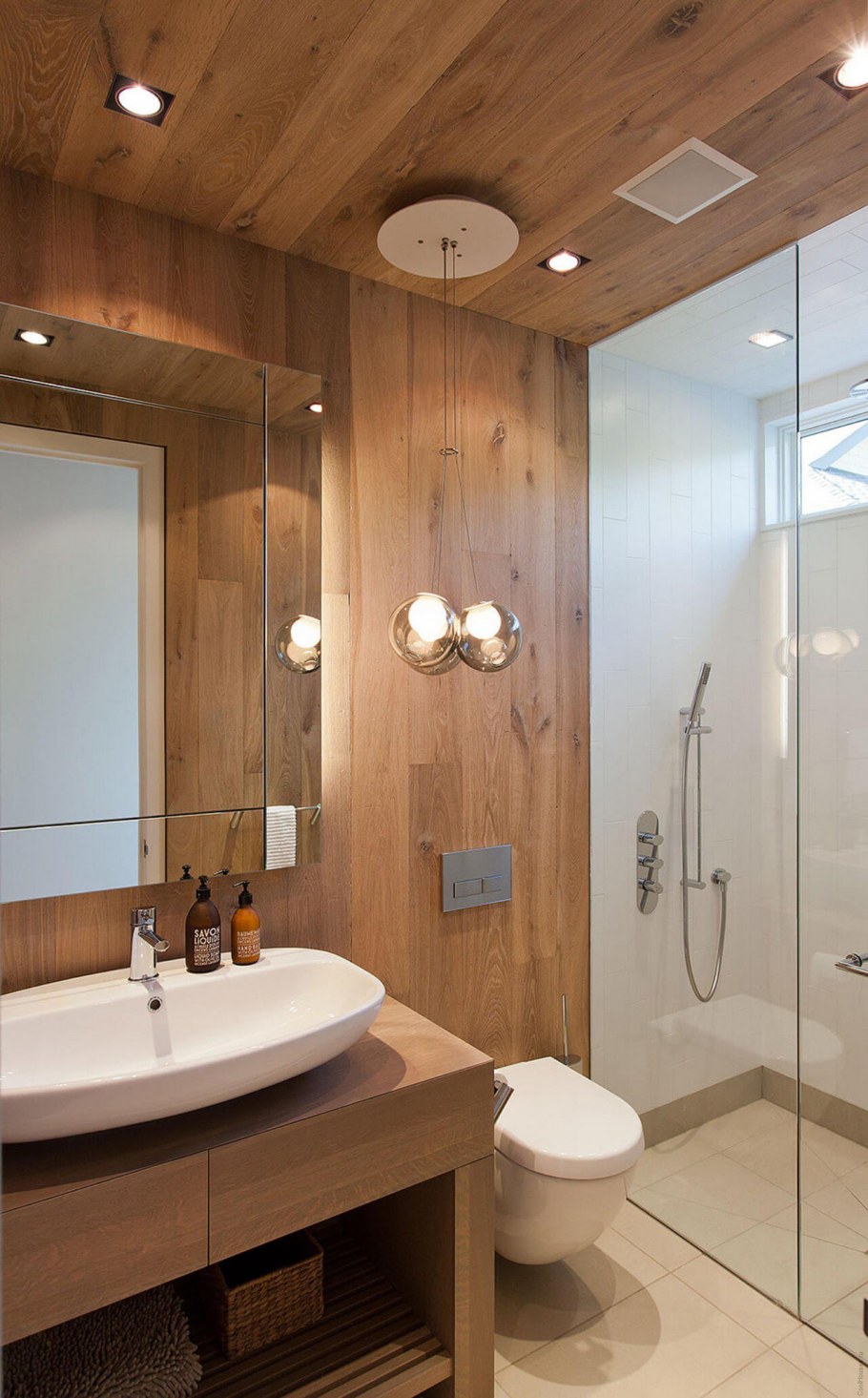 Ванная с отделкой под дерево