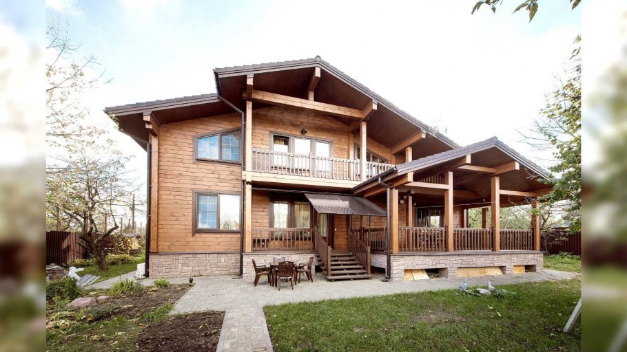 Дом из клееного бруса с террасой