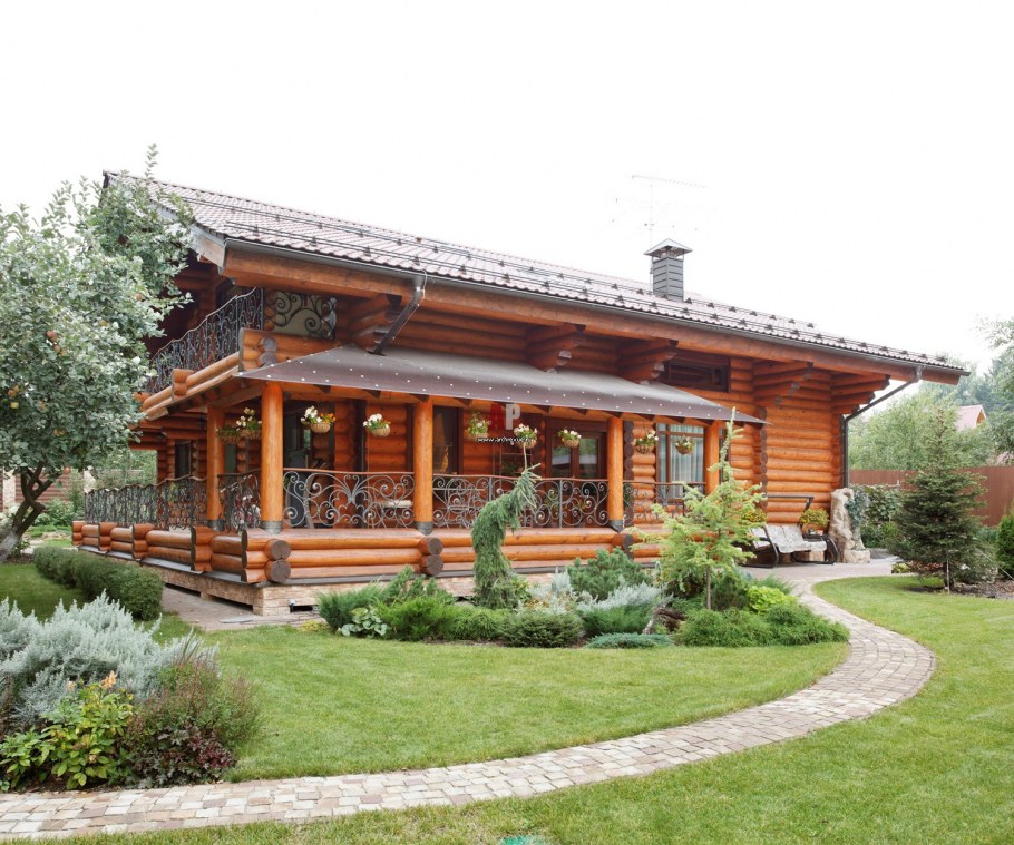 Бревенчатый дом с террасой