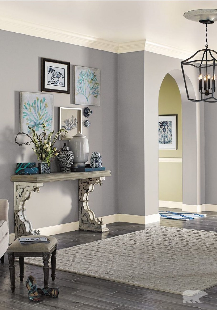 Темный интерьер с яркими акцентами