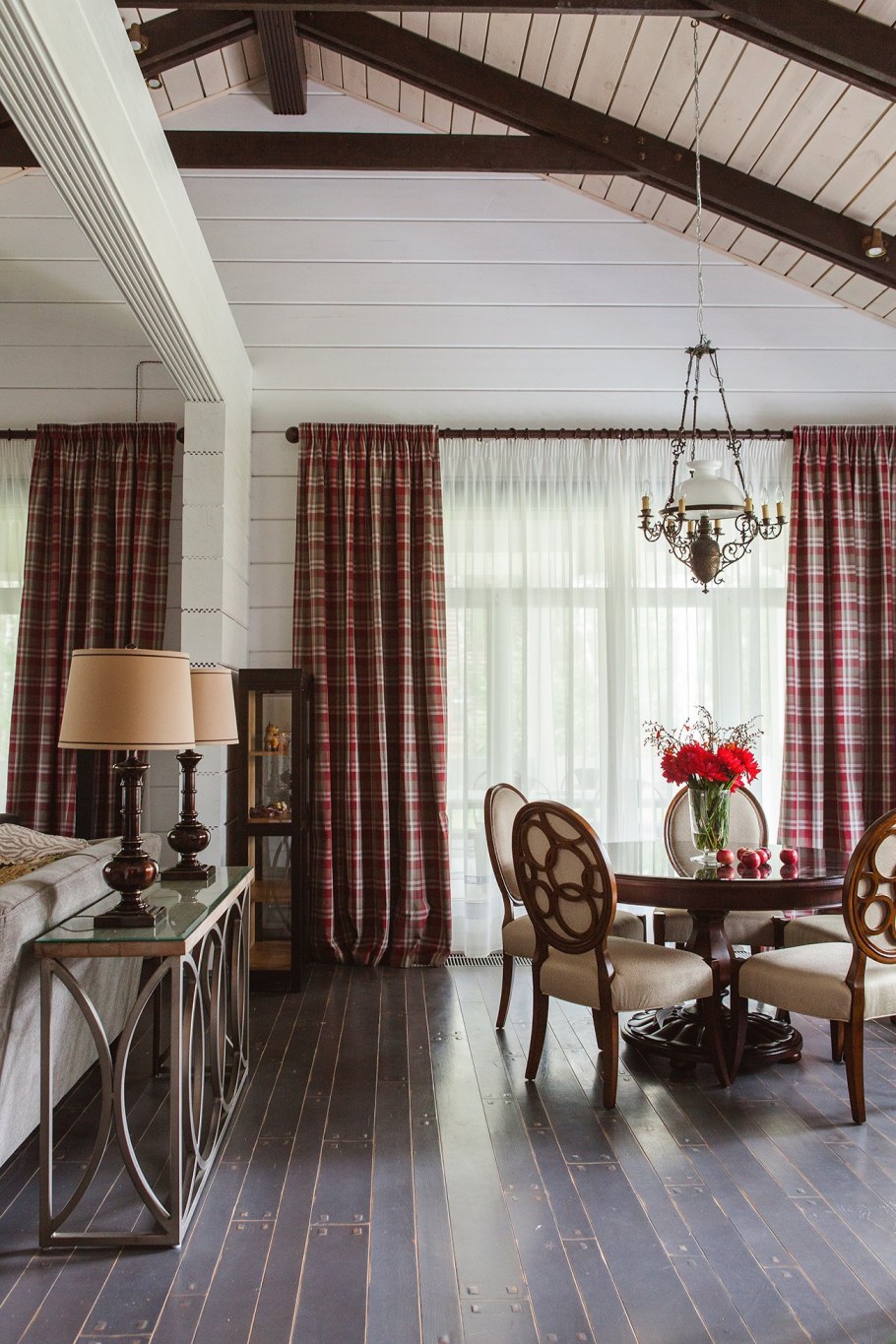 Гардины в деревянном доме