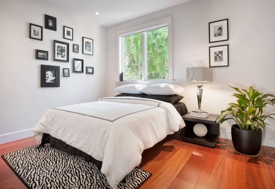 Спальня с белыми стенами