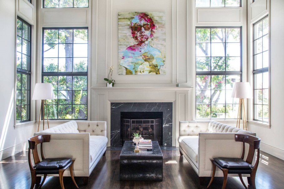 Камин между окнами