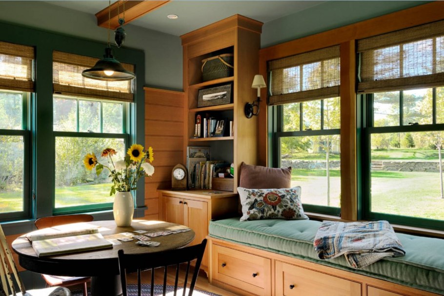 Интерьер комнаты с окном