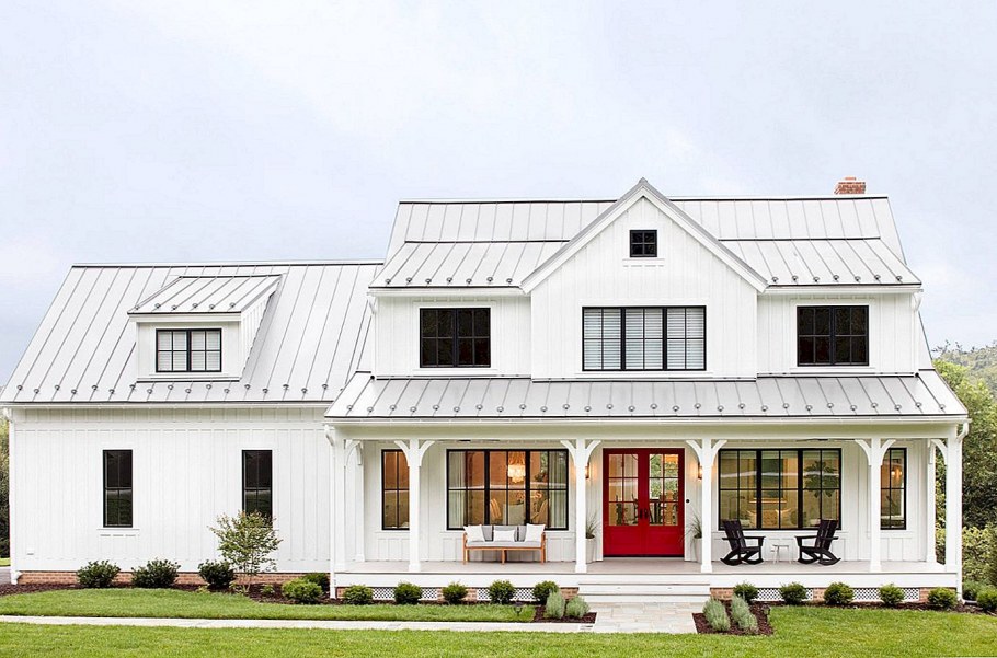 Белый дом с белой крышей