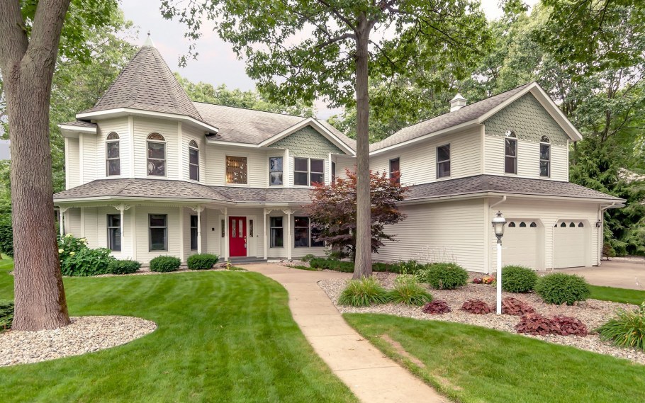 Белый загородный дом