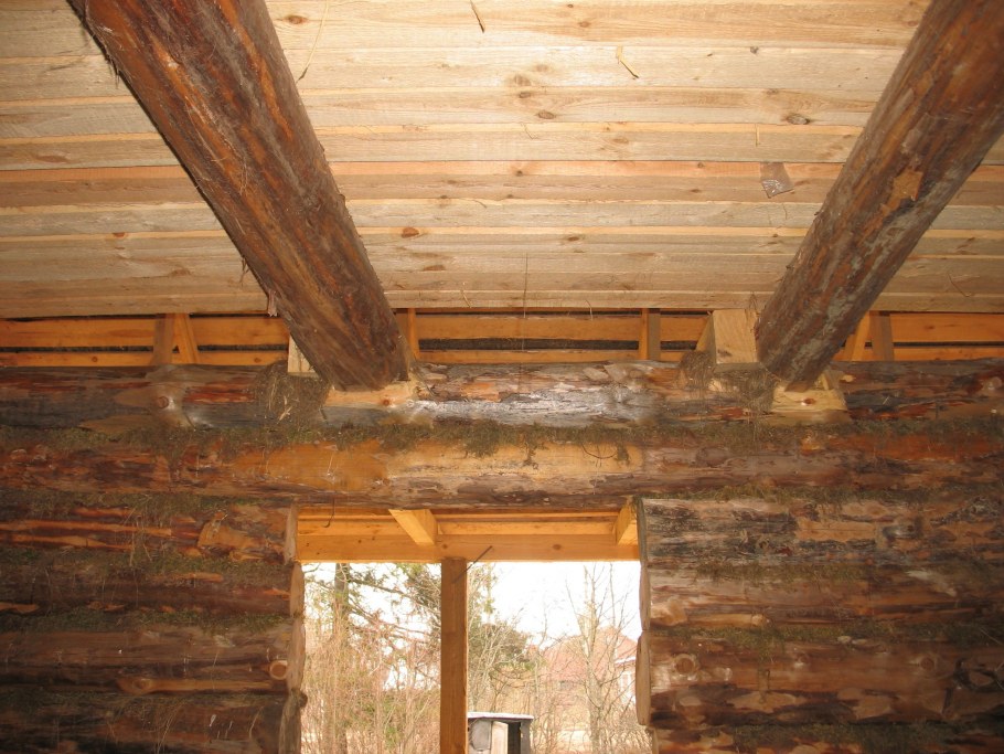 Потолочные балки в рубленой бане