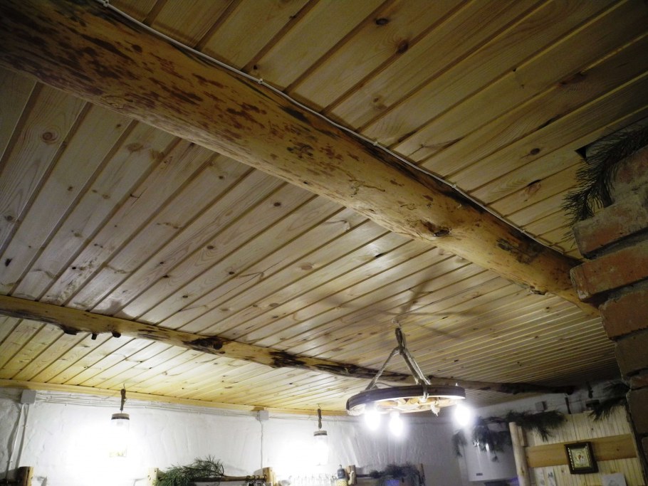Отделка потолка в Старом деревянном доме