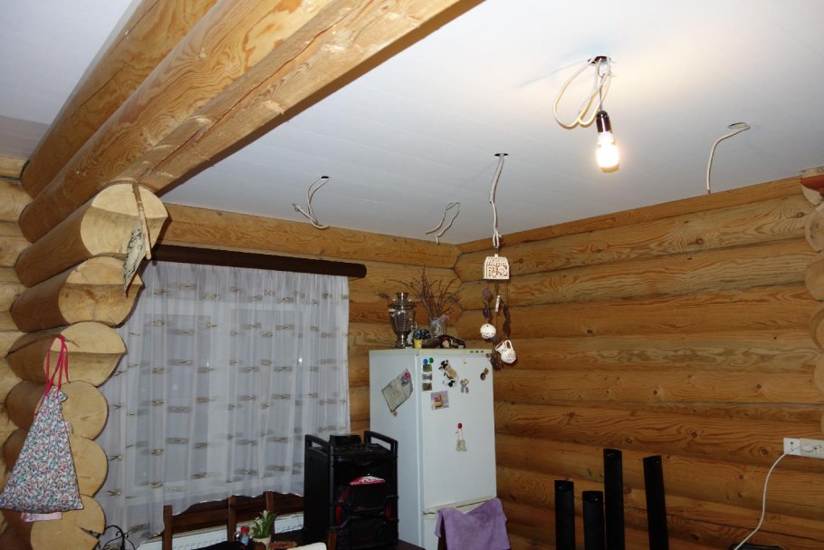 Пластиковый потолок в деревянном доме