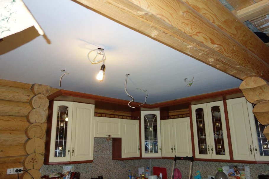 Пластиковый потолок в деревянном доме