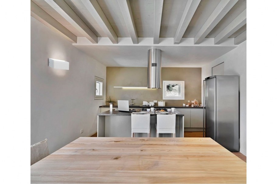 Бетонный потолок с балками