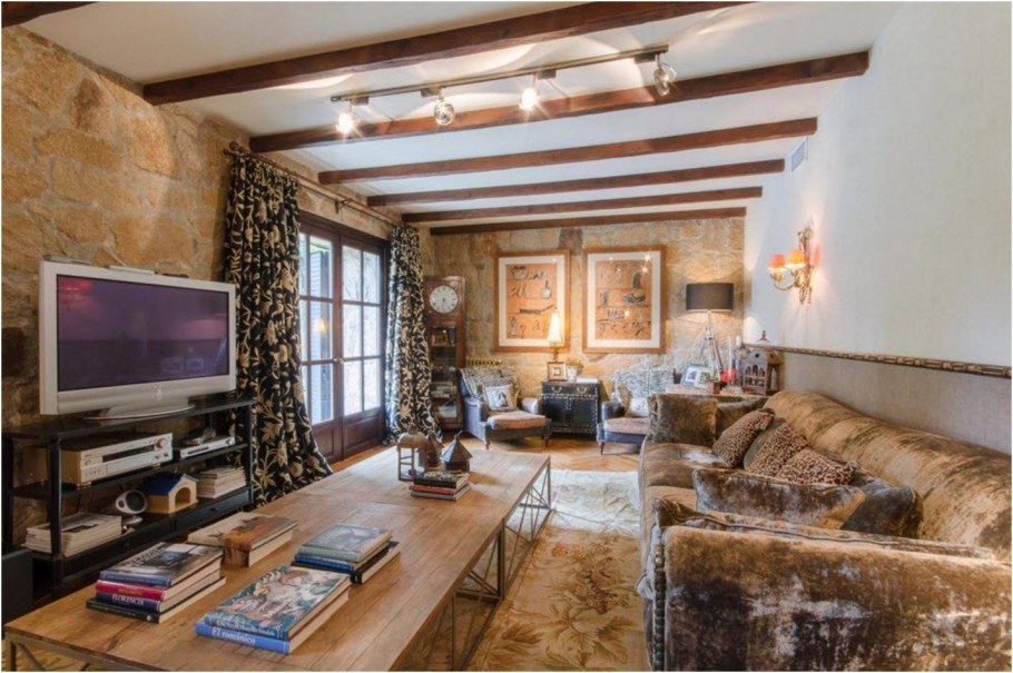 Деревянные балки в гостиной