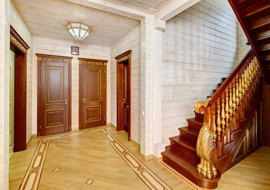 Холл в доме отделка деревом