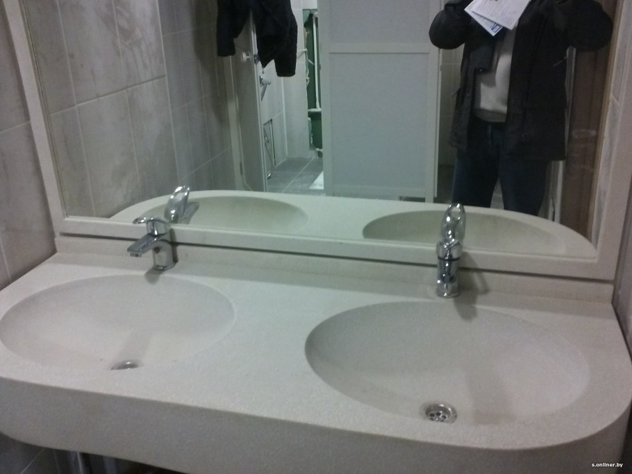 Раковина из искусственного камня в ванную