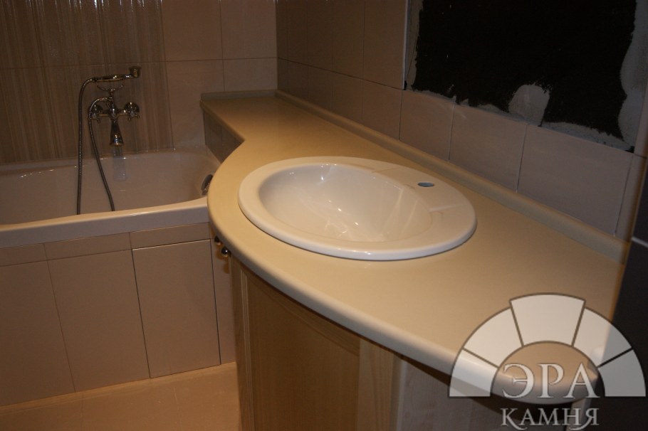 Закругленная столешница в ванной