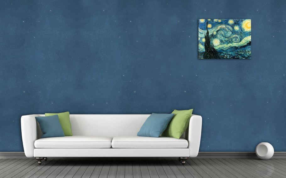 Диван на фоне стены