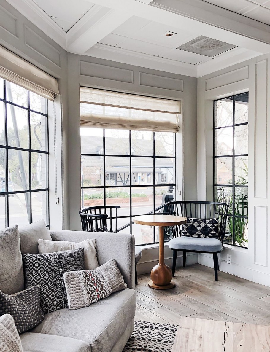 Кухня в скандинавском стиле с окном