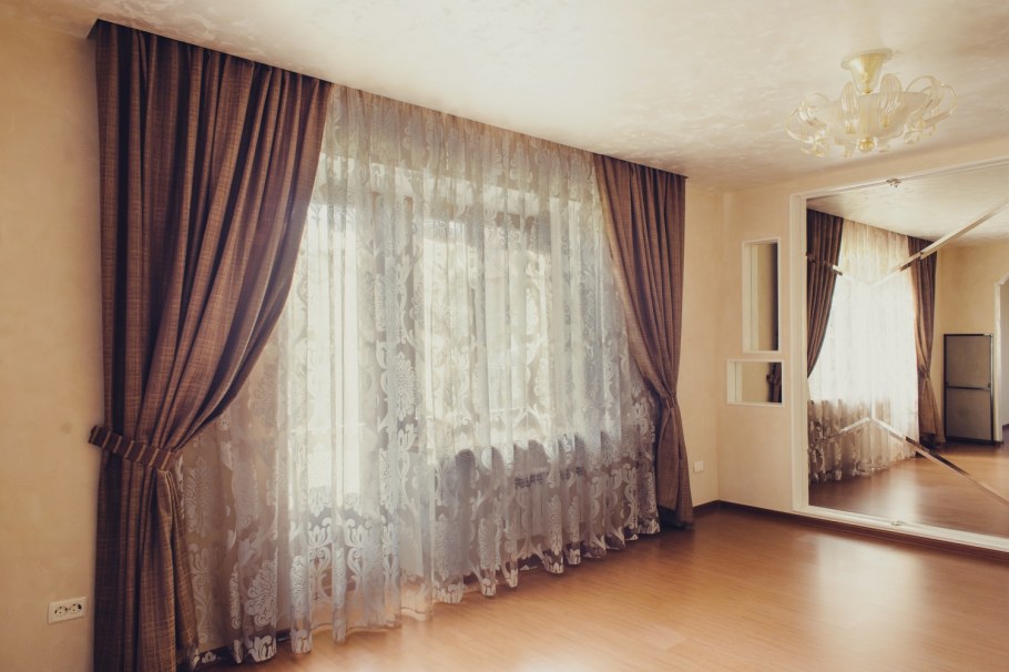 Занавески для гостиной в теплых тонах