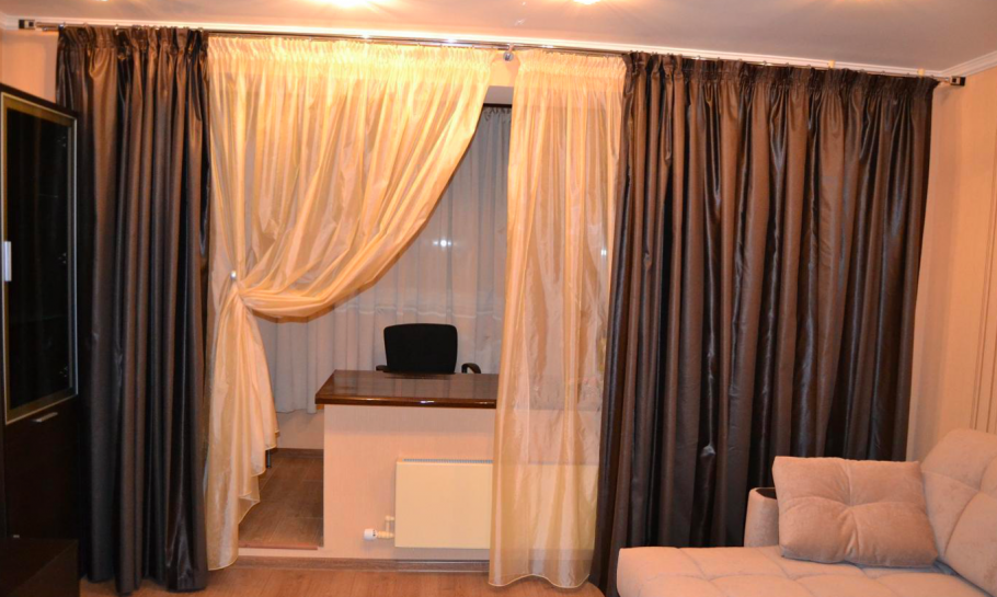 Красивые шторы для зала с балконом