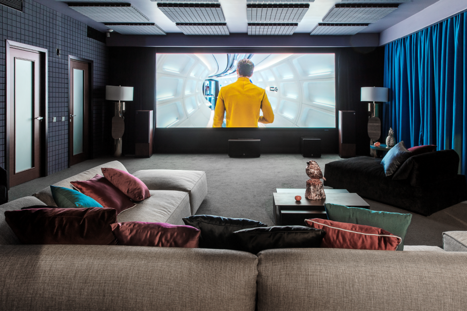 Проектор для домашнего кинотеатра в интерьере