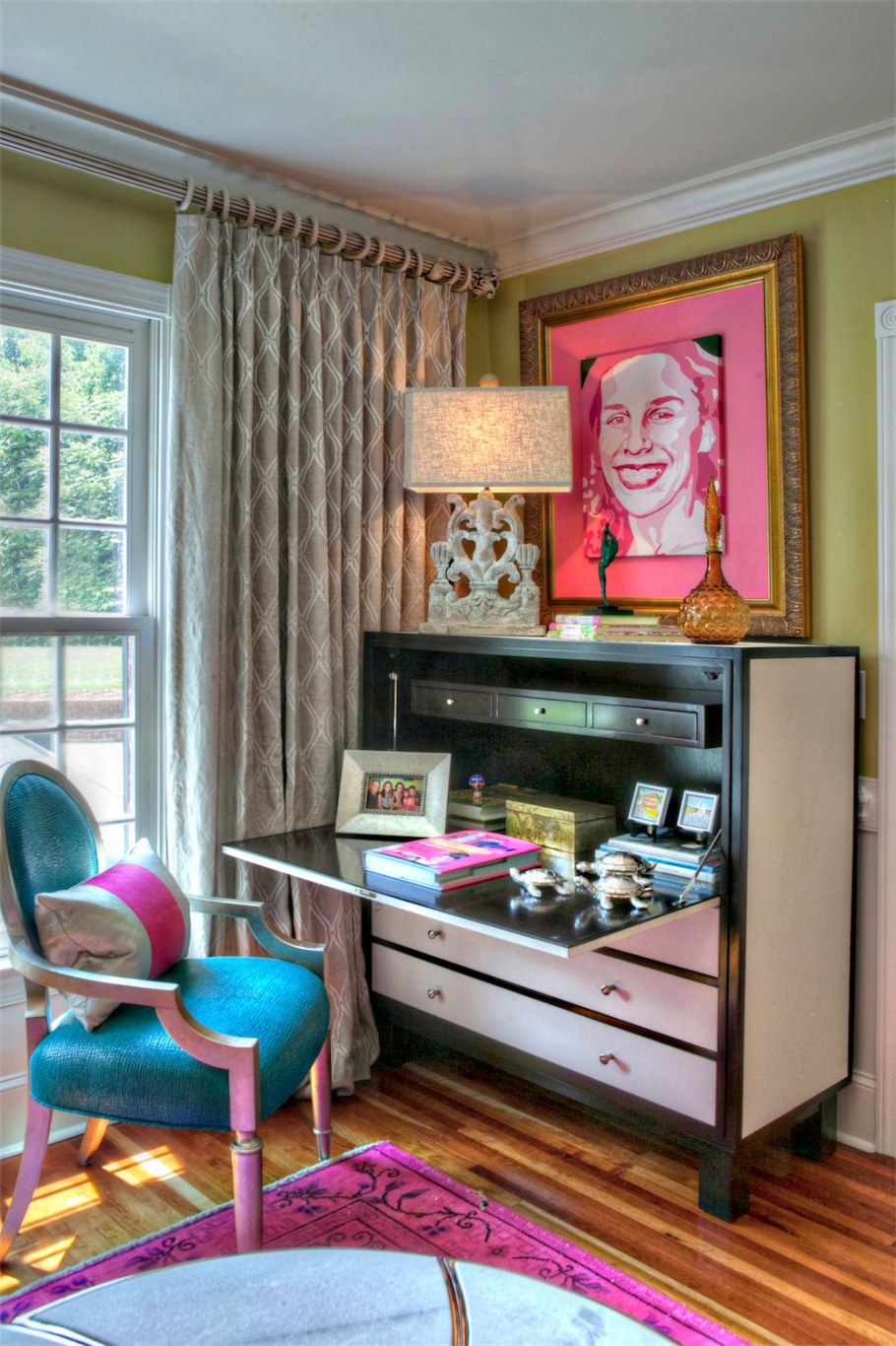 Секретер в интерьере гостиной