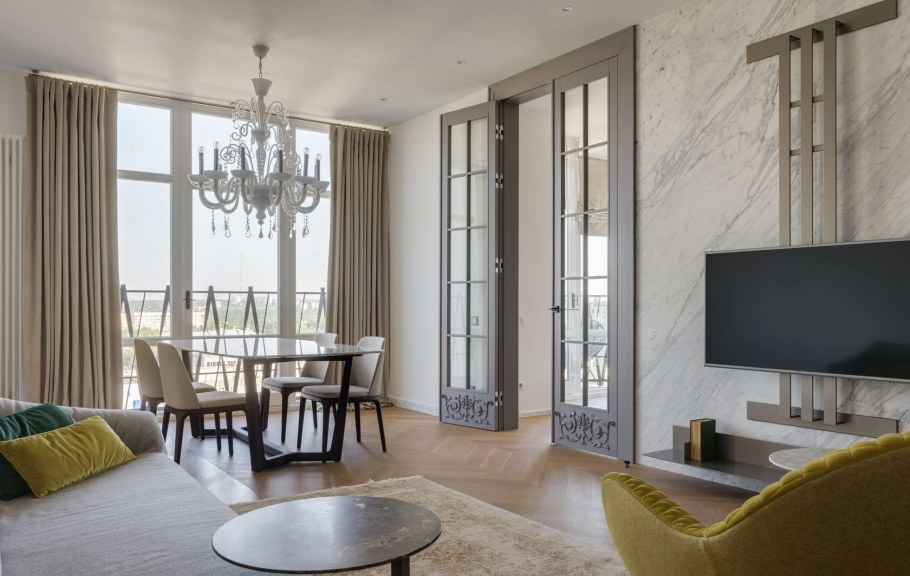 Дизайн гостиной с французским балконом