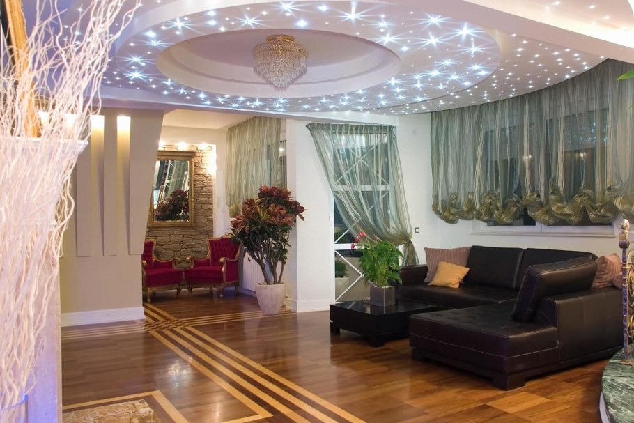 Шикарные натяжные потолки для гостиной