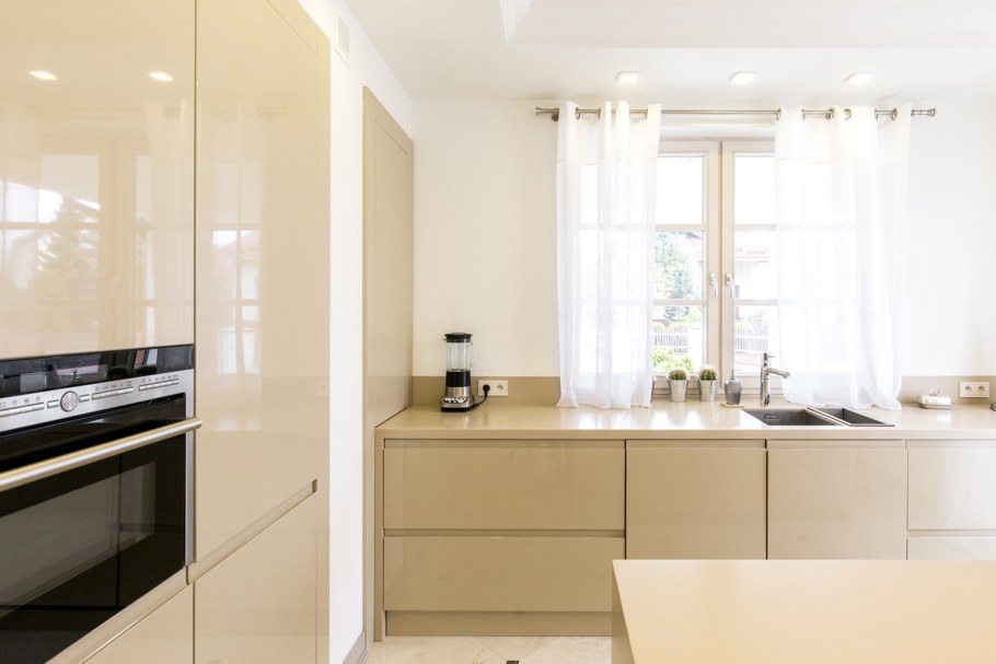 Шторы в бежевую кухню глянцевую